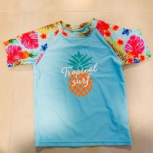 It’s a cute blue rash guard💙!!